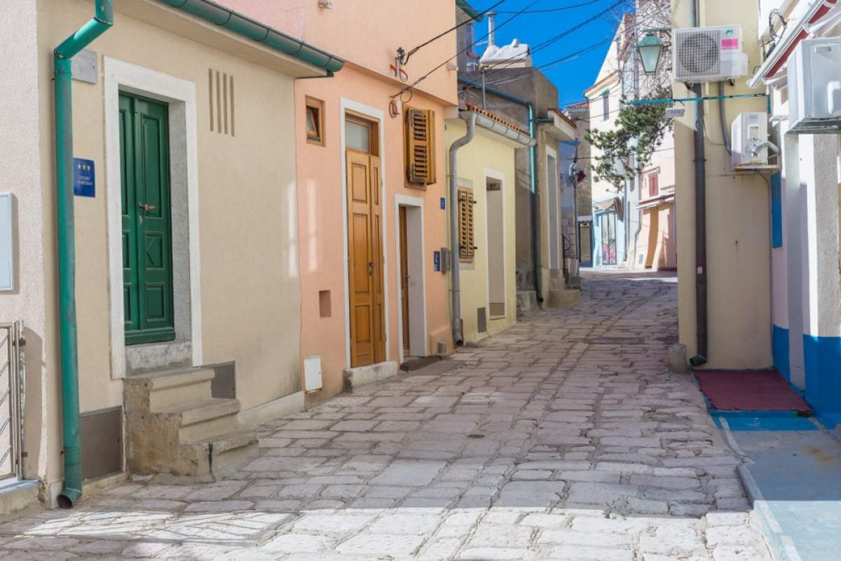 Strade del centro storico a Baška